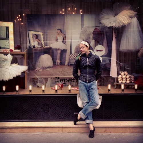 Dorothee Gilbert devant la vitrine Repetto